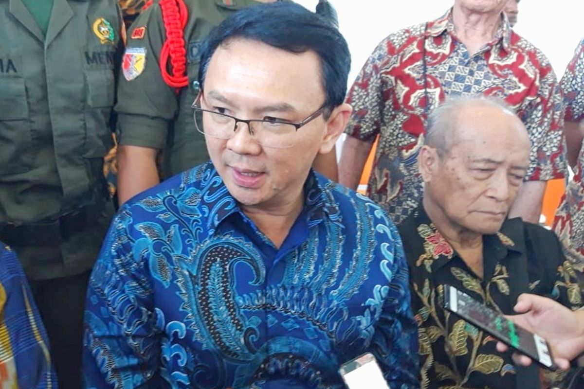 Mantan Gubernur DKI Jakarta Basuki Tjahaja Purnama alias Ahok ditemui usai menghadiri diskusi kebangsaan di Universitas Kristen Petra, Surabaya, Jawa Timur, Senin (19/8/2019).