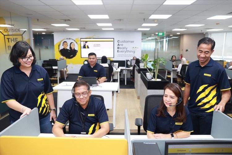 Direktur Human Capital Irvandi Ferizal dan Direktur Compliance Yessika Effendi turut berinteraksi langsung melalui telepon dengan nasabah yang menghubungi Maybank Customer Care. 