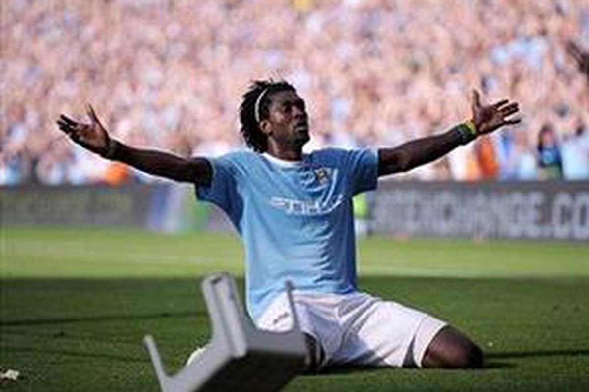 Emmanuel Adebayor merayakan gol di depan suporter Arsenal, hingga dia dilempari suporter.