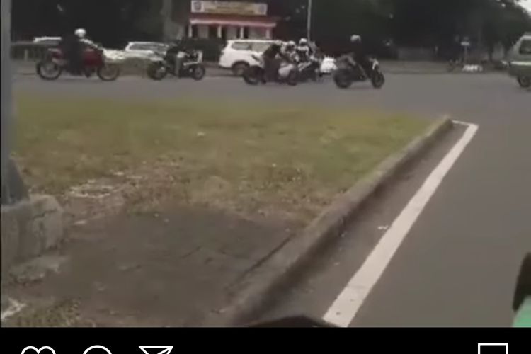 Tangkapan layar video rombongan pengendara motor gede (Moge) yang dikawal petugas menerobos lampu lalu lintas di Serpong.