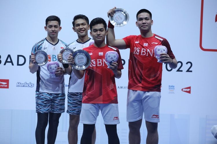 Leo Rolly Carnando/Daniel Marthin merayakan podium juara Singapore Open 2022 dengan sesama wakil Indonesia, Fajar Alfian/Muhammad Rian Ardianto, Minggu (17/7/2022) sore WIB. Terkini, Singapore Open 2023 akan berlangsung pada 6-11 Juni 2023. 