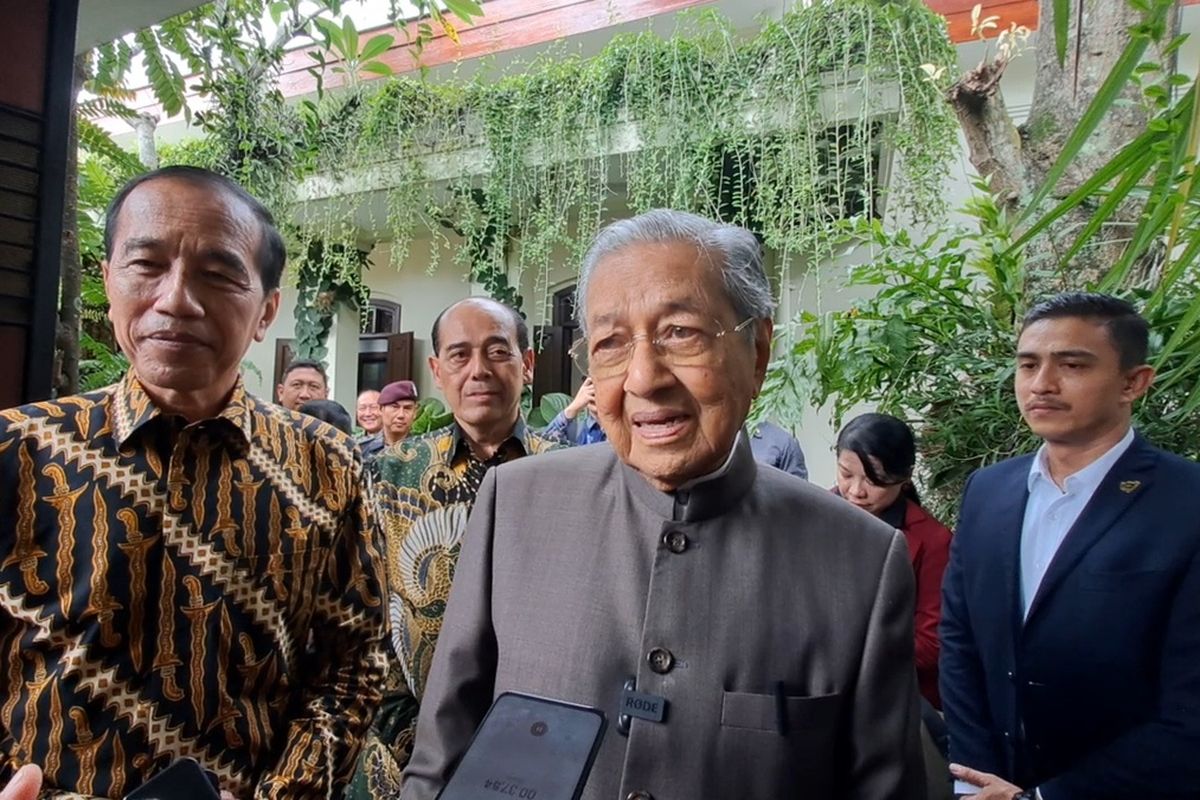Perdana Menteri ke-7 Malaysia Mahathir Mohamad dan Presiden ke-7 Indonesia Joko Widodo (Jokowi), di Kota Solo, Jawa Tengah (Jateng), pada Rabu (26/2/2025)