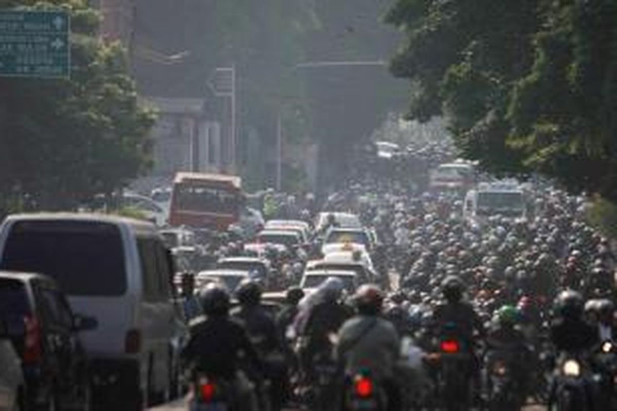 Kemacetan kendaraan bermotor di kawasan perempatan Pos Pengumben dan Jalan Panjang dari arah jalan Joglo Raya, Jakarta Barat, Senin (6/5/2013).