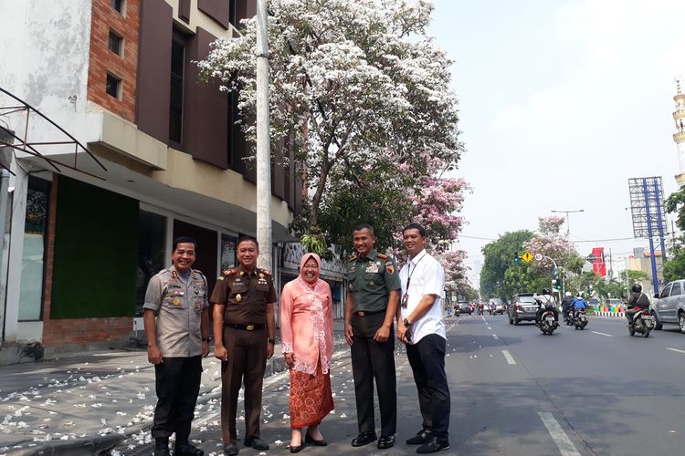 Wali Kota Surabaya beserta jajaran forkopimda foto bersama dengan latar bunga tabebuya di Jalan Mayjend Sungkono, Surabaya, Jawa Timur, Rabu (20/11/2019).