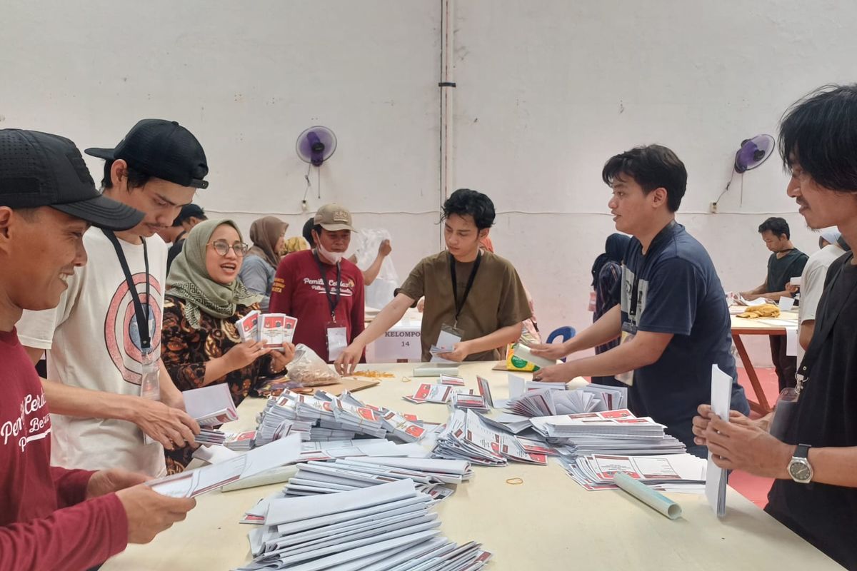 KPU Jakarta Barat Tambah Personel Sortir Lipat Kertas Suara Jadi 270 Orang untuk Pilkada 2024