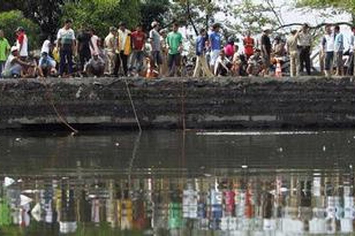 Jalan sentral ekonomi yang menghubungkan Pelabuhan Tanjung Priok dengan pusat kota Jakarta ambrol sepanjang 103 meter dan lebar empat meter dengan kedalaman tujuh meter di Jalan RE Martadinata, Jakarta Utara, Kamis (16/9/2010). Kerusakan yang terjadi membuat jalan arteri Ancol-Pelabuhan Tanjung Priok ditutup untuk kendaraan roda empat. 