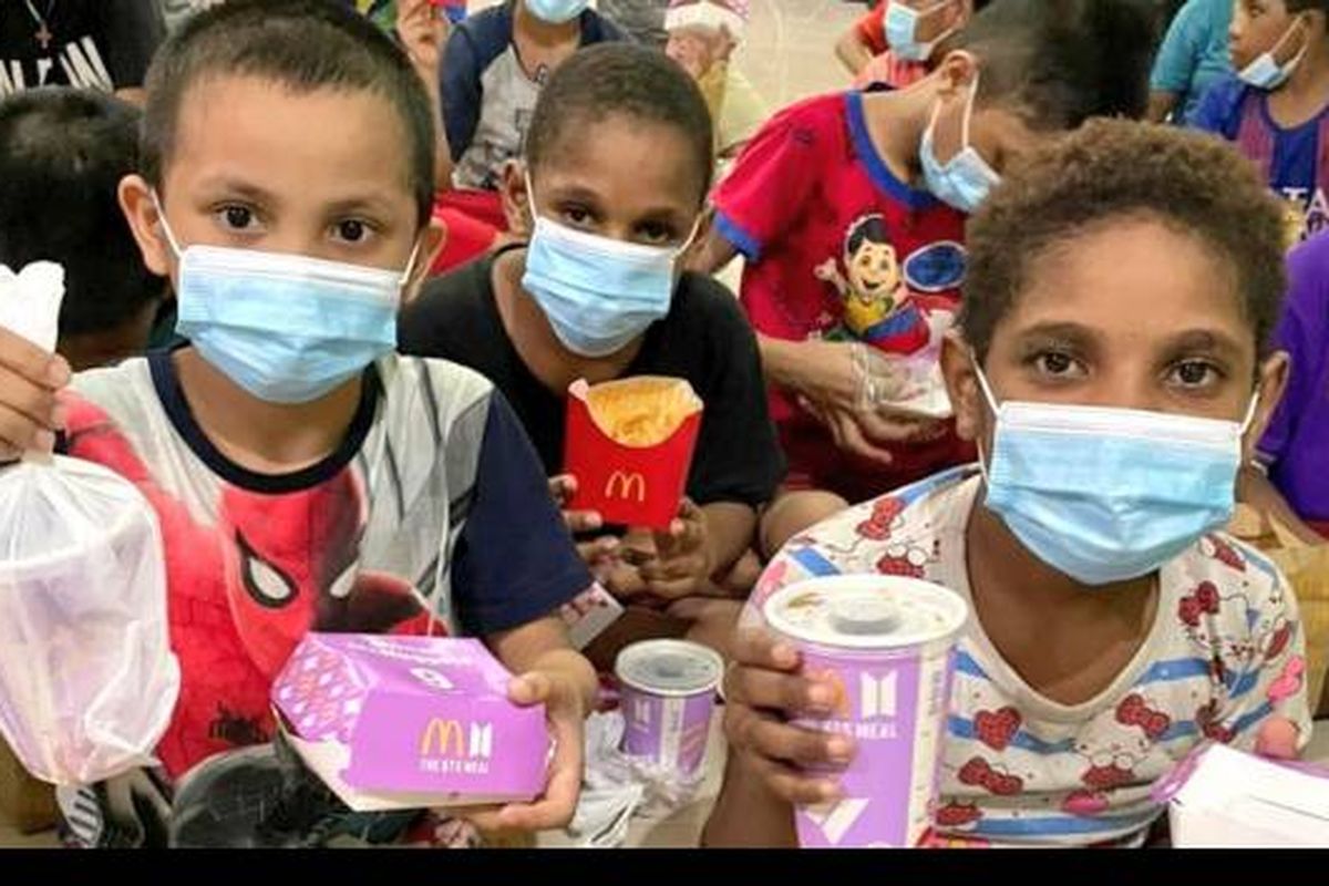 Anak-anak panti asuhan di Cilincing, Jakarta Utara, tersenyum ceria menerima donasi BTS Meal dari ARMY, Rabu (9/6/2021).