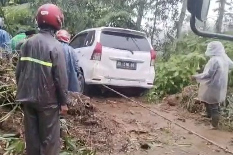 Satu mobil berjenis avanza ber nomor polisi AB 1510 QU tertimpa material longsoran di Kabupaten Wonosobo, Jawa Tengah pada Selasa (6/2/2024).