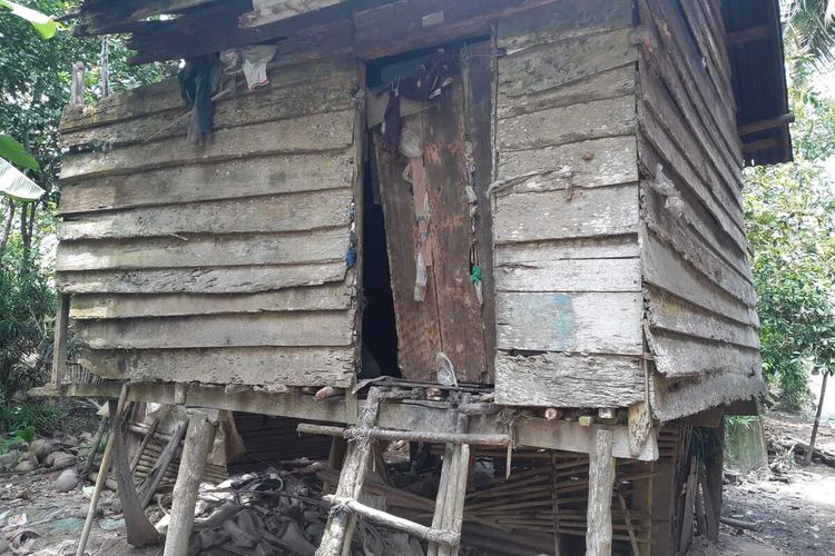 Gubuk reot yang terdapat kandang ayam dibawahnya yang menjadi tempat tinggal Mak Unah bersama adiknya.