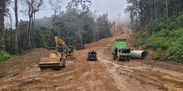 Pembangunan Jalan Malinau-Krayan di wilayah Long Semamu, Kalimantan Utara.