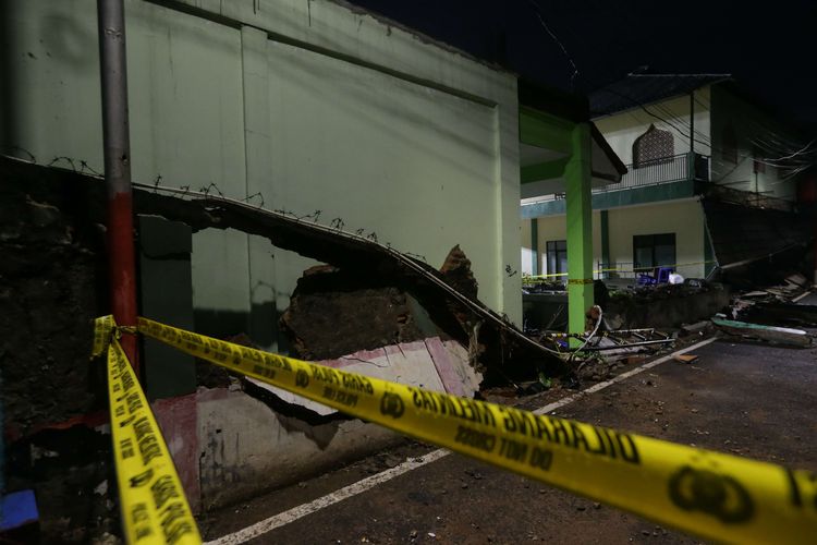 Lokasi tembok bangunan yang roboh di Madrasah Tsanawiyah (MTs) Negeri 19, Jalan Pinang Kalijati, Pondok Labu, Cilandak, Jakarta Selatan, Jumat (7/10/2022).  Akibat peristiwa ini 3 orang siswa meninggal dunia dan 3 orang luka-luka.