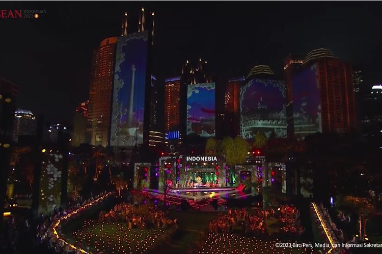 Gedung-gedung di kawasan Sudirman Central Business District (SCBD), Jakarta, disulap menjadi layar raksasa pada pelaksanaan Gala Dinner Konferensi Tingkat Tinggi (KTT) ke-43 ASEAN, Rabu (6/9/2023).