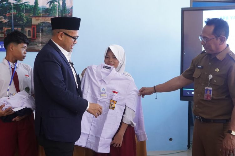 Seragam Gratis di Batang Kini Jangkau Sekolah Swasta, Bupati Faiz Siapkan Rp 4,5 Miliar
