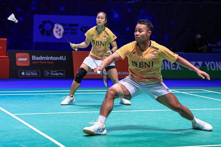 Ganda campuran Indonesia, Rehan Naufal Kusharjanto/Lisa Ayu Kusumawati, saat beraksi melawan wakil Jepang, Kyohei Yamashita/Naru Shinoya, dalam babak perempat final All England 2023 di Utilita Arena Birmingham, Inggris, pada Jumat (17/3/2023). Terkini, Rehan/Lisa lolos ke semifinal Orleans Masters 2023. 