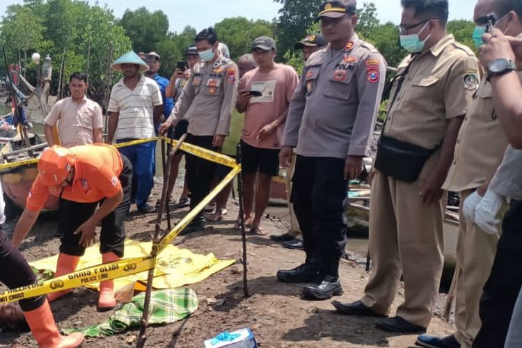 Korban saat dievakuasi petugas di pinggir Pantai Larangan Banyuwangi 