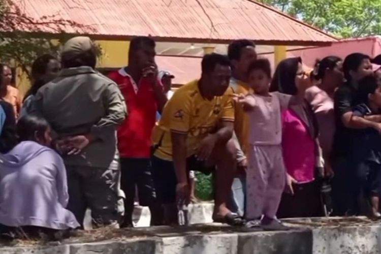 Ribuan Warga Nagekeo Antusias Tunggu Kedatangan Prabowo, Berharap Kepastian Nasib Rumah