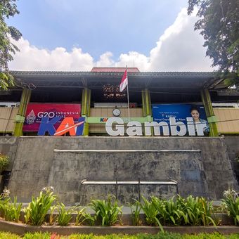 Stasiun Gambir, akses transportasi dari Jakarta menuju Jember.