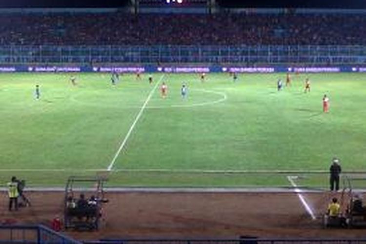 Arema Cronus Indonesia saat melawan Persijap dalam kompetisi ISL 2014, di laga perdana, di Stadion Kanjuruhan, Kabupaten Malang, Senin (3/2/2014) malam.