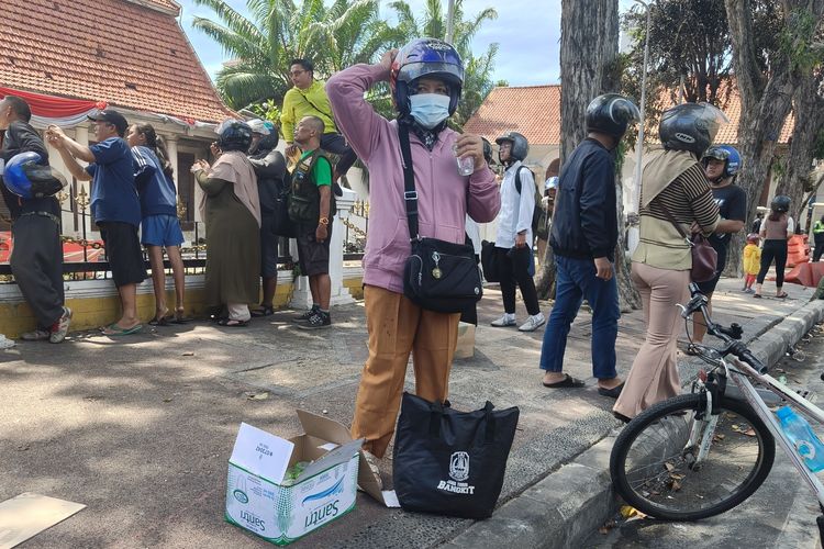 Seorang ibu usai mendapatkan sembako yang diberikan Gubenur Jawa Timur Khofifah Indar Parawangsa di Gedung Grahadi Surabaya, Jawa Timur, Sabtu (30/8/2025) pagi.