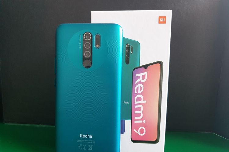 Sisi punggung Redmi 9 dan kotak kemasan.