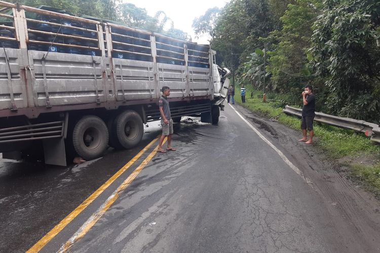 Alami Kecelakaan, Truk Pengangkut Pupuk Terjun ke Jurang Sedalam 7 Meter