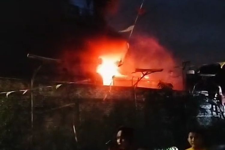 Gudang Sekolah di Penjaringan Jakut Terbakar, 14 Mobil Damkar Dikerahkan