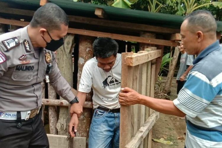 Bripka Donni Malindo saat mengevakuasi seorang ODGJ di Desa Alim, Kecamatan Batang Cenaku, Kabupaten Inhu, Riau, Sabtu (5/2/2022).
