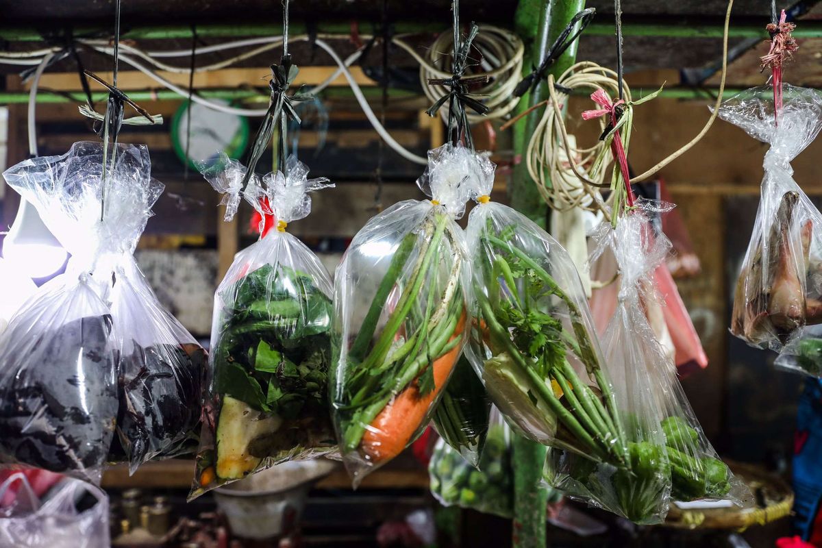 Sayur-sayuran terlihat dibungkus menggunakan kantong plastik di Pasar Bendungan Hilir (Benhil) di Jakarta Pusat, Kamis (9/7/2020). Larangan penggunaan kantong plastik sekali pakai di Jakarta mulai berlaku sejak Rabu (1/7/2020), pelarangan ini diberlakukan di pusat-pusat perbelanjaan, mulai dari toko swalayan hingga pasar rakyat.