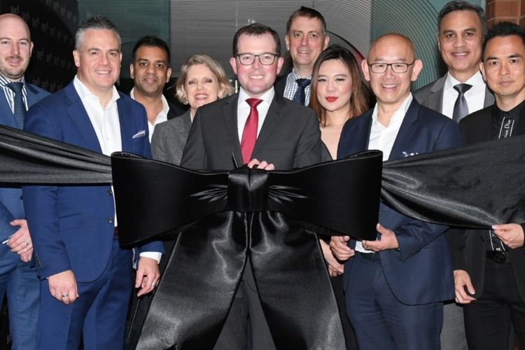 Menteri Pariwisata Australia, Adam John Marshall, MP (tengah) meresmikan Skye Suites Sydney, 27 November 2018 melalui seremoni pengguntingan pita yang disaksikan CEO dan Komisaris Crown Group Iwan Sunito (ketiga dari kanan).