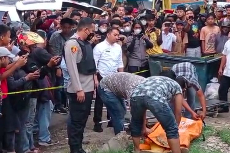 Petugas kepolisian melakukan evakuasi terhadap jenazah Darwis (57) petugas kebersihan yang ditemukan tewas dalam kondisi banyak luka tusuk di Jalan Letjen Harun Sohar Kelurahan Kebun Bunga Kecamatan Sukarami Palembang, Rabu (20/7/2022).