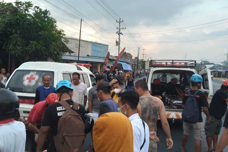 Proses evakuasi korban kecelakaan maut di Sragen oleh Palang Merah Indonesia (PMI) Sragen, Jumat (11/3/2022)