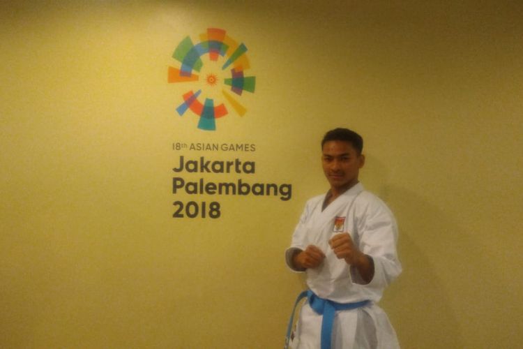 Karateka Indonesia, Ahmad Zigi Zaresta, selepas memastikan medali perunggu dari nomor kata perorangan putra Asian Games 2018 di Plenary Hall Jakarta Convention Center, Sabtu (25/8/2018). - BOLASPORT.com
