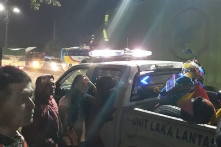 Dokumentasi kondisi pasca-kecelakaan di Tugu. Almarhum Brigadir Ariyanto (30) dimakamkan setelah shalat jumat di TPU Gilisari, Mijen, Semarang, Jumat (2/3/2018). 