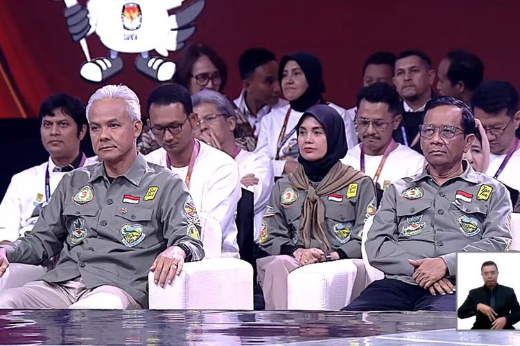 Pasangan calon presiden dan wakil presiden nomor urut 3 Ganjar Pranowo dan Mahfud MD dalam acara debat capres-cawapres ke-4, Minggu (21/1/2024).