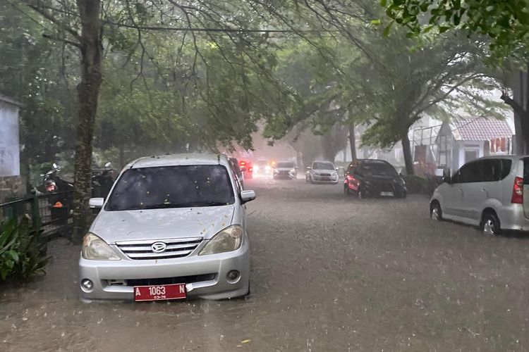 Jalan Abdi Negara dan Museum Multatuli di lingkungan Pemerintahan Pemda Kabupaten Lebak terendam banjir, Kamis (4/7/2024)