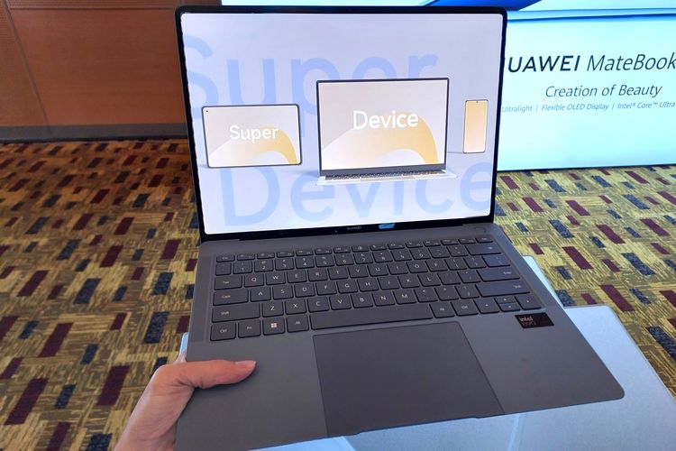 Huawei MateBook X Pro 2024 terasa ringan untuk diangkat dengan dua jari sekalipun. Kami merasa bahwa laptop ini cocok untuk dibawa bepergian misalnya untuk bekerja di kantor atau di kafe.