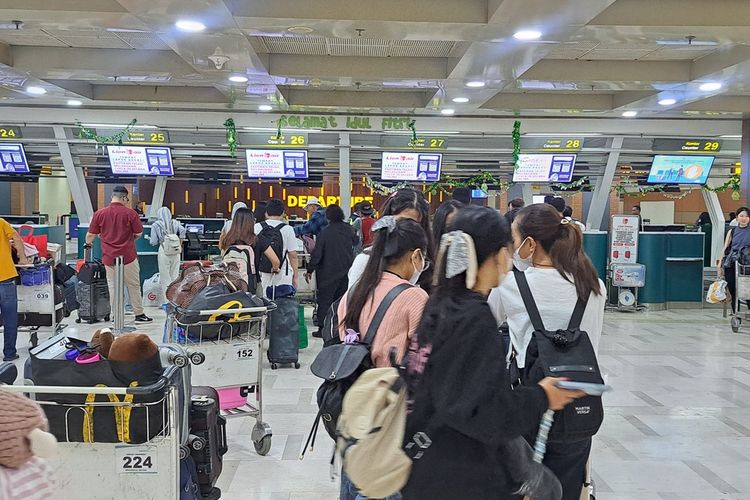 Sejumlah Pemudik saat berada di area cek-in tiket di Bandara Internasional Sultan Hasanuddin Makassar, Sulsel, Senin (8/4/2024)