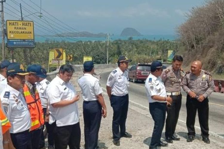 Lokasi Tanjakan Tarahan di Jalinsum KM 21 - 22 yang rawan kecelakaan lalu lintas. Pengendara kini dilarang berhenti untuk berswafoto di lokasi yang menampilkan pemandangan Teluk Bandar Lampung tersebut.