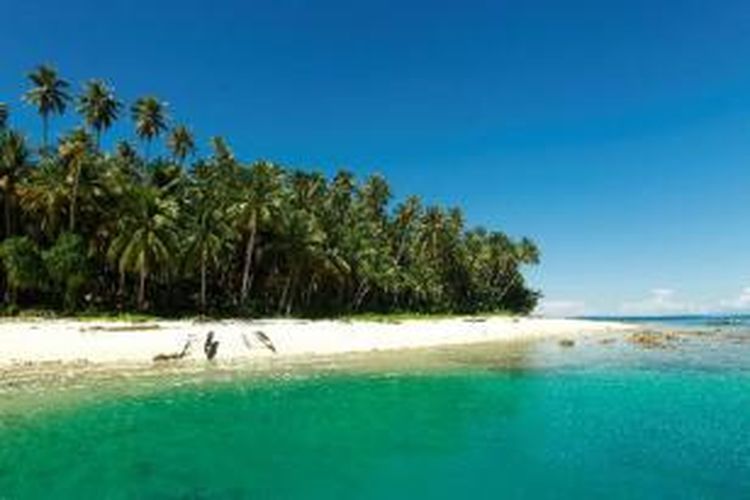 Pulau Rurbas kecil di gugusan Pulau Padaido, Biak Timur, Kabupaten Biak Numfor, Papua, Kamis (5/7/2012). Gugusan pulau Padaido merupakan salah satu tujuan wisata bahari yang ada di Kabupaten Biak Numfor. Di gugusan kepulauan ini terdapat puluhan titik selam dengan keindahan terumbu karang dan ratusan spesies ikan.