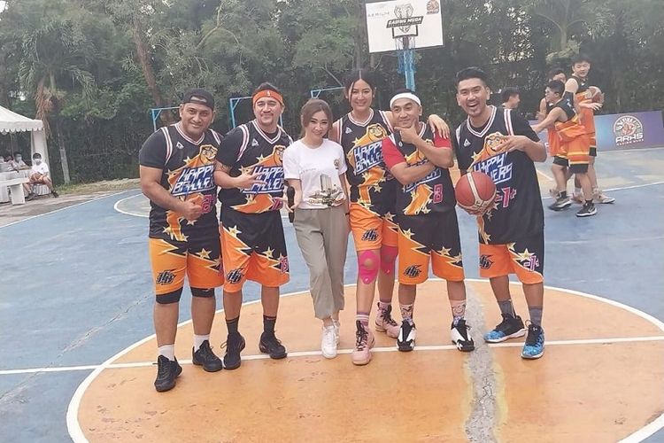 Menjalani hidup sehat bersama Sinar Mass Land Area bersama artis dan pemain basket ternama Indonesia