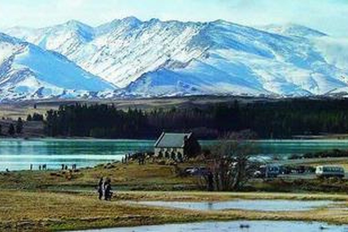 Church of The Good Shepherd (Gereja Gembala yang Baik) dengan latar belakang pemandangan pegunungan es di Danau Tekapo, Distrik Mackenzie, Christchurch, Selandia Baru, menjadi tempat favorit bagi para calon pengantin. Wisatawan yang menuju ke Aoraki Mount Cook selalu menyempatkan diri untuk berhenti di Danau Tekapo.