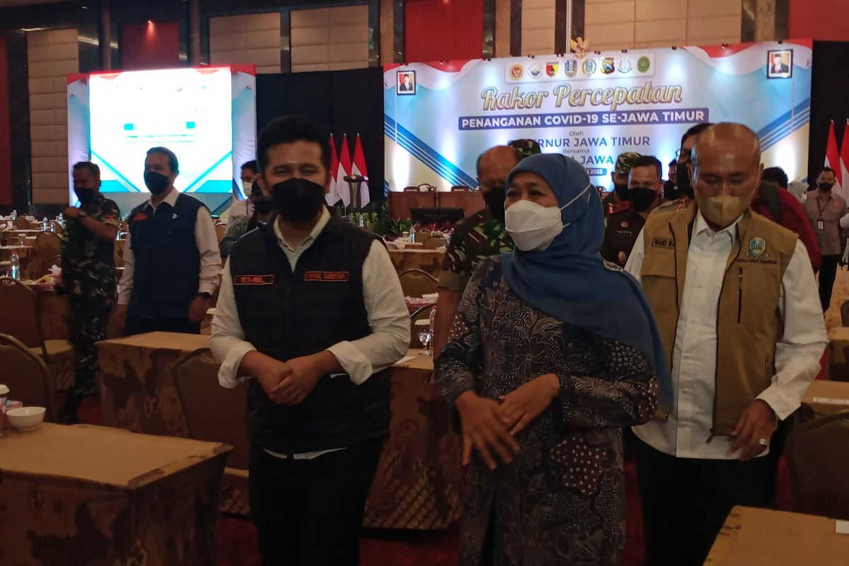 Gubernur Jawa Timur Khofifah Indar Parawansa usai menghadiri Rapat Percepatan Penanganan Covid-19 Se Jawa Timur bersama Forkopimda Jawa Timur digelar di The Singhasari Resort Batu pada Selasa (8/2/2022) sore.