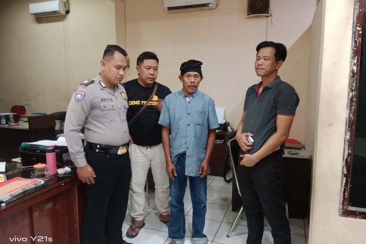 Polisi mengamankan pelaku penusukan perempuan diduga selingkuhan, Senin (12/8/2024)