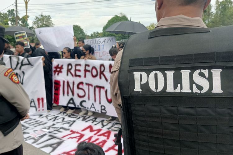 Suasana aksi unjuk rasa sekelompok mahasiswa di depan Markas Polda Kalteng, Palangka Raya, Kamis (19/12/2024).