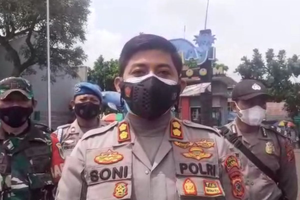 Kapolres Ciamis, AKBP Wahyu Broto Narsono Adhi saat diwawancarai di Waterboom Sukahaji, Kecamatan Cihaurbeuti, Minggu (9/1/2022).