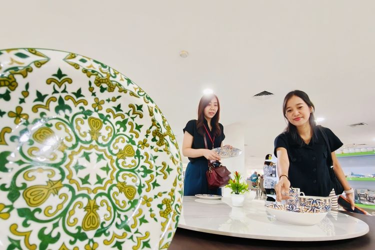 Seorang pengunjung sedang memilih peralatan dapur saat di pusat grosir bertajuk China Market Indonesia Pavilion yang resmi dibuka di Pasar Atom Tahap V Lantai 1 Surabaya, Jawa Timur, Kamis (13/11/2025) siang.