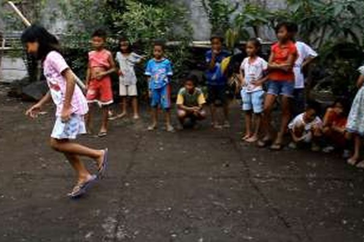 Anak-anak sedang memainkan permainan Cenge-cenge, salah satu jenis permainan tradisional anak di Sulawesi Utara.