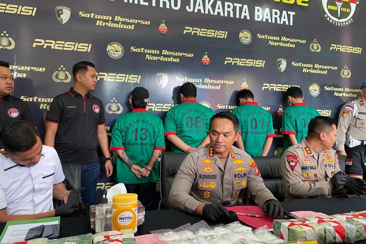 Polisi menangkap empat kurir sabu di Aceh, Medan, dan Jakarta. Para pelaku ditampilkan ke publik dalam konferensi pers di Mapolres Metro Jakarta Barat, Kamis (8/6/2023).