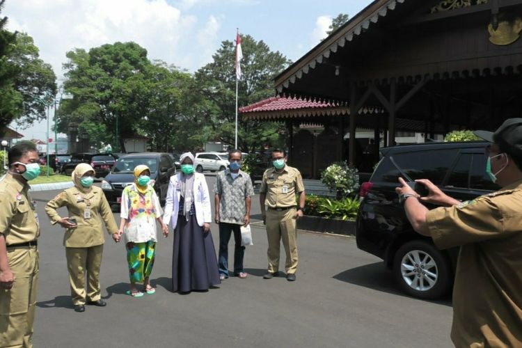 Bupati Banyumas Achmad Husein mendokumentasikan kedatangan nenek berinisial W yang diantar manajemen dan tim medis RSUD Margono Soekarjo di kompleks Pendapa Sipanji Purwokerto, Kabupaten Banyumas, Jawa Tengah.