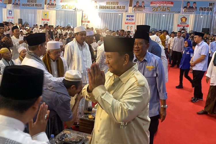 Calon presiden nomor urut 2 Prabowo Subianto saat berkunjung ke Kabupaten Lebak, Minggu (3/12/2023).